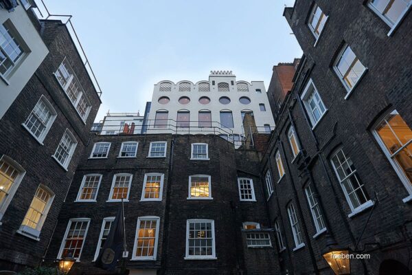 1492608942_roeben_klinker_oslo_perlwei_pall_mall_london-7