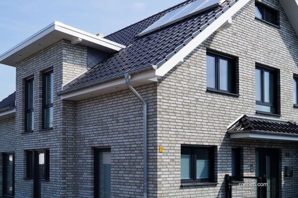 1492696203_roeben_klinker_dachziegel_wiesmoor-hellgrau-bunt-nf_monzaplus_schwarz-matt