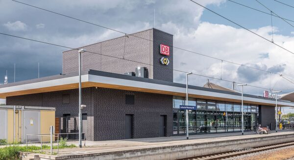 1539172039_faro_schwarz-nuanciert_bahnhof_wittenberg-2_luk