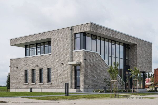 1539176020_handstrichziegel_wiesmoor_hellgrau-bunt_ex26_keler-bau_1