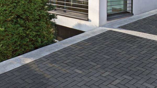 ABC-Klinker_39675_Pflasterklinker_Berlin-blau-anthrazit_200x100x52_Außenansicht_Referenz_1024x576