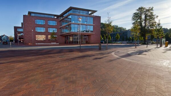 ABC-Klinker_Pflasterklinker_486530_Malmö-blau-bunt-Schmolz_Objekt-Innenstadt-Meppen_Referenzen-1