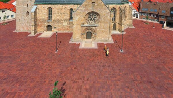 ABC-Klinker_Pflasterklinker_486530_Malmö-blau-bunt-Schmolz_Objekt-Kirchplatz-Westerkappeln_Referenzen-3