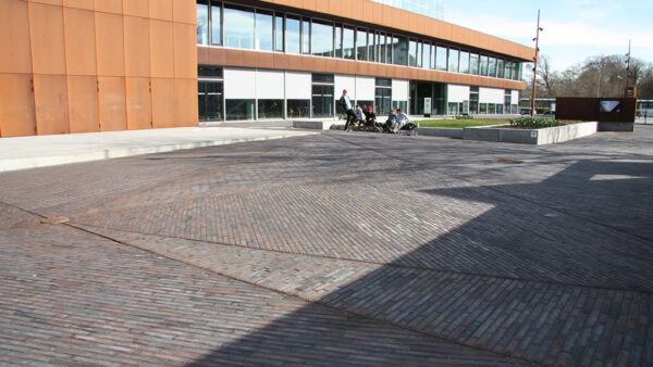 ABC-Klinker_Pflasterklinker_487530_Gotland-blau-braun-Schmolz_Objekt-Vendsyssel-Theater-Hjørring-Dänemark_Referenzen-1