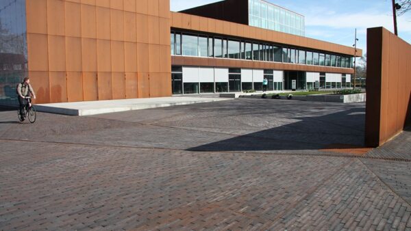 ABC-Klinker_Pflasterklinker_487530_Gotland-blau-braun-Schmolz_Objekt-Vendsyssel-Theater-Hjørring-Dänemark_Referenzen-3