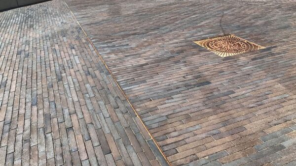 ABC-Klinker_Pflasterklinker_487530_Gotland-blau-braun-Schmolz_Objekt-Vendsyssel-Theater-Hjørring-Dänemark_Referenzen-4